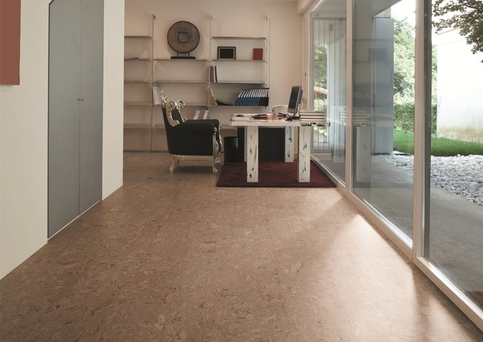 裝修客廳用哪種地板？軟木地板可以嗎？ 裝修客廳的流行地板——軟木地板